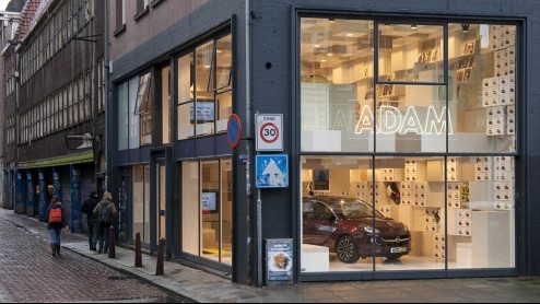 Wie had dat gedacht? Opel op de lifestyle-toer. Natuurlijk geeft de nieuwe Adam daar alle aanleiding toe, want het is een buitengewoon trendy mobieltje dat door ontelbaar veel kleurenschemas en acces