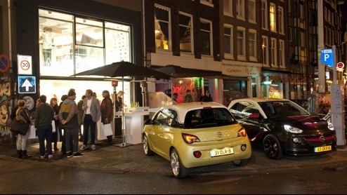 Wie had dat gedacht? Opel op de lifestyle-toer. Natuurlijk geeft de nieuwe Adam daar alle aanleiding toe, want het is een buitengewoon trendy mobieltje dat door ontelbaar veel kleurenschemas en acces