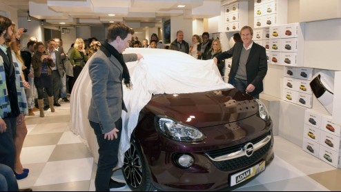 Wie had dat gedacht? Opel op de lifestyle-toer. Natuurlijk geeft de nieuwe Adam daar alle aanleiding toe, want het is een buitengewoon trendy mobieltje dat door ontelbaar veel kleurenschemas en acces
