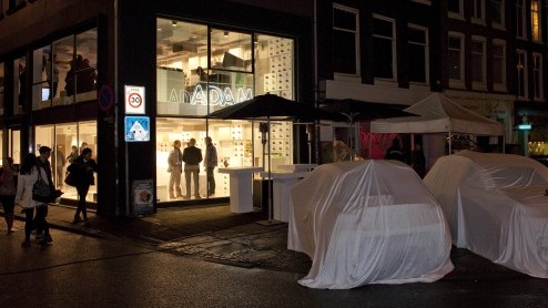 Wie had dat gedacht? Opel op de lifestyle-toer. Natuurlijk geeft de nieuwe Adam daar alle aanleiding toe, want het is een buitengewoon trendy mobieltje dat door ontelbaar veel kleurenschemas en acces