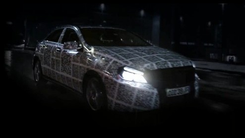 De nieuwe A-Klasse van Mercedes-Benz nadert stukje bij beetje zijn onthulling. Om alvast - letterlijk - in de picture te staan wordt een met QR-codes beplakte nieuwe A-Klasse de weg op gestuurd.