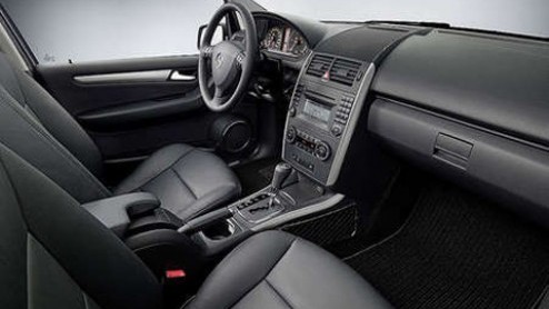 Net als de onlangs aangekondigde facelift van de Mercedes-Benz B-Klasse, kan nu ook de A-Klasse op een opfriskeur rekenen. Naast uiterlijke aanscherpingen is er ook motorisch nieuws te melden. Ook doe