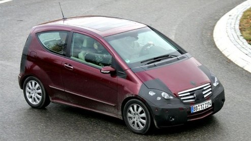 Een fikse lading scoops vandaag. Ondanks dat we de nieuwe Mercedes E-klasse pas in 2009 kunnen verwachten, hebben de spionagefotografen al beet. De W212 Estate staat op beeld en ook kunnen we een im