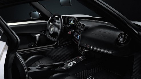 Alfa Romeo heeft een prijskaartje gehangen aan de 4C. Zoals beloofd, heeft de importeur de vanafprijs onder de 60 mille weten te houden. De kleine broer van de 8C is er vanaf 59.650 euro.