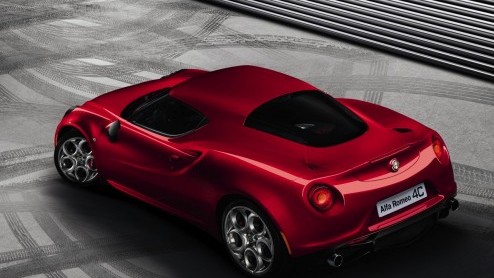 De Alfa Romeo 4C heeft een pk/gewichtsverhouding van 4 kilogram per pk. Met 240 pk en 96 kilogram met recht een hardcore sportwagen.