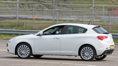 Een automaat met dubbele koppeling houdt rijden sportief. Bij Alfa kun je tegenwoordig ook 'Schumacheren' achter het stuur en wel in de MiTo en Giulietta. Wij namen de Giulietta 1.4 TCT ter hand om te