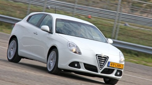 Een automaat met dubbele koppeling houdt rijden sportief. Bij Alfa kun je tegenwoordig ook 'Schumacheren' achter het stuur en wel in de MiTo en Giulietta. Wij namen de Giulietta 1.4 TCT ter hand om te