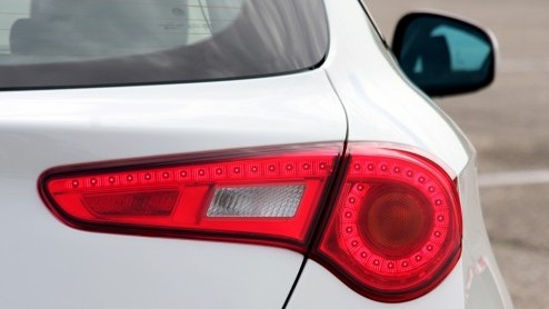 Een automaat met dubbele koppeling houdt rijden sportief. Bij Alfa kun je tegenwoordig ook 'Schumacheren' achter het stuur en wel in de MiTo en Giulietta. Wij namen de Giulietta 1.4 TCT ter hand om te