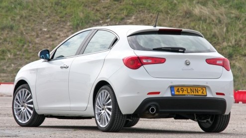 Een automaat met dubbele koppeling houdt rijden sportief. Bij Alfa kun je tegenwoordig ook 'Schumacheren' achter het stuur en wel in de MiTo en Giulietta. Wij namen de Giulietta 1.4 TCT ter hand om te