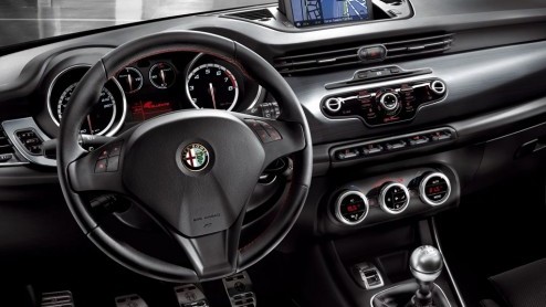 Alfa introduceert het Pack QV Sportiva op de MiTo en Giulietta. Dit sportpakket benadert de looks van de echte QV-topmodellen vanaf 1350 euro meerprijs. Laat maar zien!