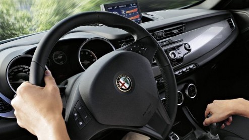Alfa Romeo voorziet de Alfa Romeo Giulietta tijdelijk zonder meerprijs van de TCT-transmissie. Een kadootje voor liefhebbers van flippers van het stuur. Je betaalt 27.250 euro voor de 1.4 MultiAir met