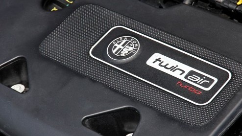 Okee, een tweecilinder in een Panda is nog tot daar aan toe, maar in een Alfa? Toch beloven de Italianen veel met de MiTo TwinAir veel goeds; 85 pk turbokracht, een laag verbruik en leuke fiscale voor