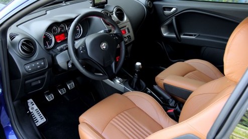 Okee, een tweecilinder in een Panda is nog tot daar aan toe, maar in een Alfa? Toch beloven de Italianen veel met de MiTo TwinAir veel goeds; 85 pk turbokracht, een laag verbruik en leuke fiscale voor