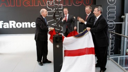 Het stijlvolle merk Alfa Romeo heeft deze week de eerste officile Alfa Romeo Galleria in Nederland geopend. De vestiging langs de A2 in Amsterdam is tevens het nieuwe hoofdkantoor van Alfa Romeo Nede
