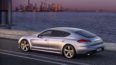 Vorige week maakte Porsche de vernieuwde Panamera wereldkundig, die zijn debuut maakt op de autoshow van Shanghai en vanaf juli in de showroom arriveert. De prijzen zijn nu ook bekend.