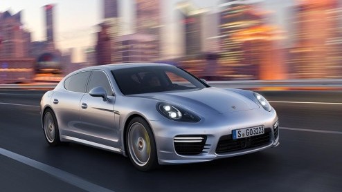 Vorige week maakte Porsche de vernieuwde Panamera wereldkundig, die zijn debuut maakt op de autoshow van Shanghai en vanaf juli in de showroom arriveert. De prijzen zijn nu ook bekend.
