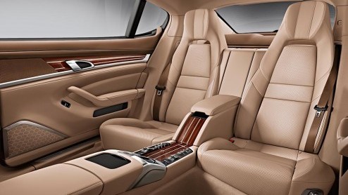 Vorige week maakte Porsche de vernieuwde Panamera wereldkundig, die zijn debuut maakt op de autoshow van Shanghai en vanaf juli in de showroom arriveert. De prijzen zijn nu ook bekend.