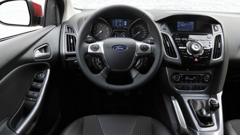 Feest bij de Ford-dealer; de nieuwe Focus staat vandaag in de Nederlandse showrooms. Allereerst als vijfdeurs en sedan, medio juni volgt de Wagon. Om de aftrap kracht bij te zetten is er een First Edi