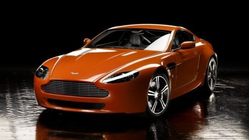 De mannen van TopGear onthullen dat Aston Martin met een Special Edition van de V8 Vantage Roadster komt. Hij krijgt de naam Vantage N400, wat een verwijzing is naar het aantal paarden onder de motork