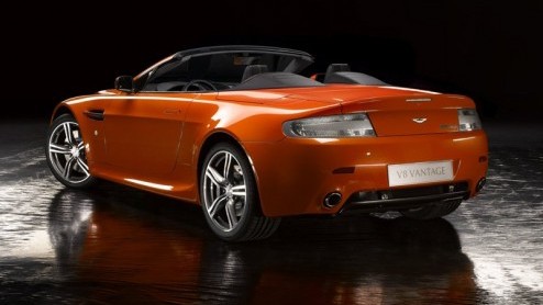 De mannen van TopGear onthullen dat Aston Martin met een Special Edition van de V8 Vantage Roadster komt. Hij krijgt de naam Vantage N400, wat een verwijzing is naar het aantal paarden onder de motork