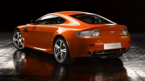 De mannen van TopGear onthullen dat Aston Martin met een Special Edition van de V8 Vantage Roadster komt. Hij krijgt de naam Vantage N400, wat een verwijzing is naar het aantal paarden onder de motork