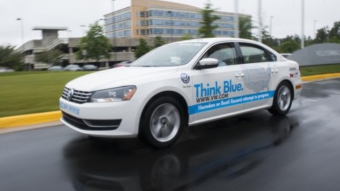 Volkswagen Passat TDI vestigt wereldrecord met twee superzuinig rijdende journalisten aan boord.