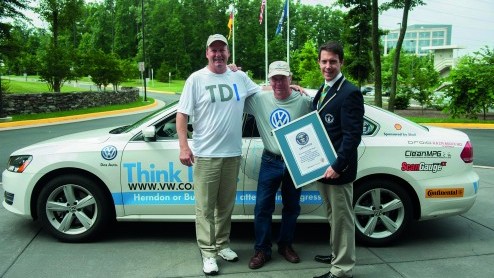 Volkswagen Passat TDI vestigt wereldrecord met twee superzuinig rijdende journalisten aan boord.