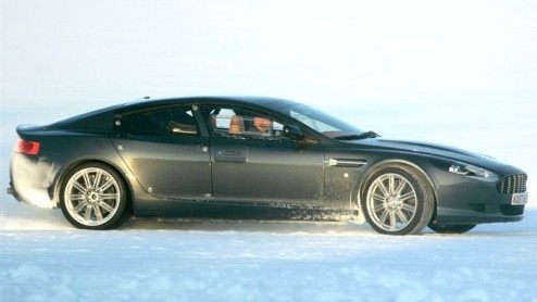 De ene scoop na de andere stroomt de redactie binnen. Dit keer spionage rondom een Aston Martin Rapide.We zagen de concept al in 2006 ten tonele verschijnen in Detroit; hier het bewijs dat de Rapide u