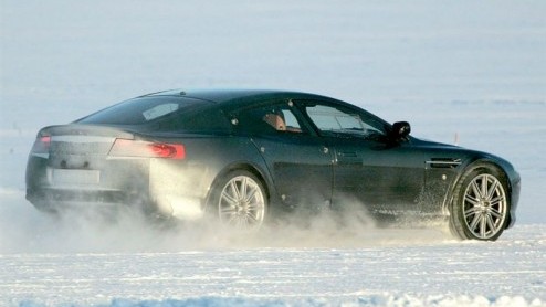 De ene scoop na de andere stroomt de redactie binnen. Dit keer spionage rondom een Aston Martin Rapide.We zagen de concept al in 2006 ten tonele verschijnen in Detroit; hier het bewijs dat de Rapide u