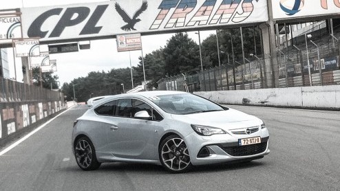 Het segment van de hot hatches gaat op de schop. De Golf GTI en Megane RS krijgen binnenkort gezelschap van onder andere de nieuwe Astra OPC. Opel zet de concurrentie op de tweede plaats met nog meer