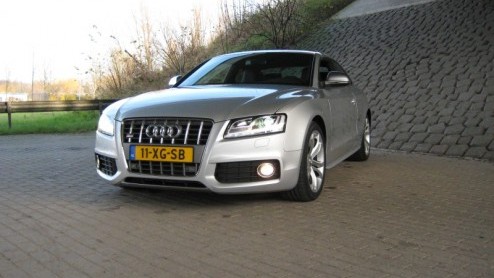 De Audi A5 is een nieuwe coup in het modellengamma van Audi. Stijlvol, sportief en snel maar ook 'sophisticated' en subtiel. De importeur overhandigde ons echter de sleutel van de S5, de overtreffend