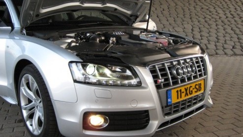 De Audi A5 is een nieuwe coup in het modellengamma van Audi. Stijlvol, sportief en snel maar ook 'sophisticated' en subtiel. De importeur overhandigde ons echter de sleutel van de S5, de overtreffend