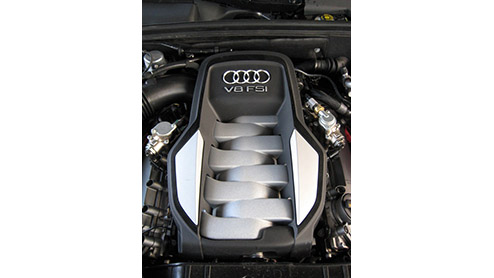 De Audi A5 is een nieuwe coup in het modellengamma van Audi. Stijlvol, sportief en snel maar ook 'sophisticated' en subtiel. De importeur overhandigde ons echter de sleutel van de S5, de overtreffend