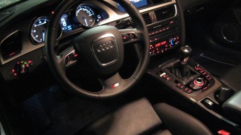 De Audi A5 is een nieuwe coup in het modellengamma van Audi. Stijlvol, sportief en snel maar ook 'sophisticated' en subtiel. De importeur overhandigde ons echter de sleutel van de S5, de overtreffend
