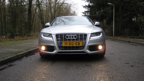 De Audi A5 is een nieuwe coup in het modellengamma van Audi. Stijlvol, sportief en snel maar ook 'sophisticated' en subtiel. De importeur overhandigde ons echter de sleutel van de S5, de overtreffend