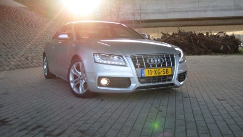De Audi A5 is een nieuwe coup in het modellengamma van Audi. Stijlvol, sportief en snel maar ook 'sophisticated' en subtiel. De importeur overhandigde ons echter de sleutel van de S5, de overtreffend