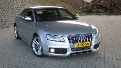 De Audi A5 is een nieuwe coup in het modellengamma van Audi. Stijlvol, sportief en snel maar ook 'sophisticated' en subtiel. De importeur overhandigde ons echter de sleutel van de S5, de overtreffend