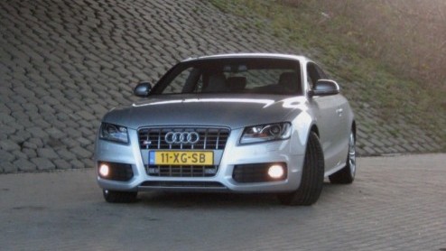 De Audi A5 is een nieuwe coup in het modellengamma van Audi. Stijlvol, sportief en snel maar ook 'sophisticated' en subtiel. De importeur overhandigde ons echter de sleutel van de S5, de overtreffend