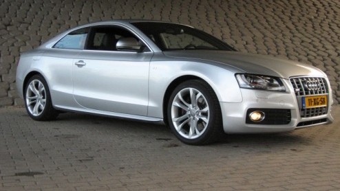 De Audi A5 is een nieuwe coup in het modellengamma van Audi. Stijlvol, sportief en snel maar ook 'sophisticated' en subtiel. De importeur overhandigde ons echter de sleutel van de S5, de overtreffend