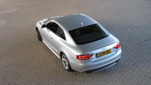 De Audi A5 is een nieuwe coup in het modellengamma van Audi. Stijlvol, sportief en snel maar ook 'sophisticated' en subtiel. De importeur overhandigde ons echter de sleutel van de S5, de overtreffend