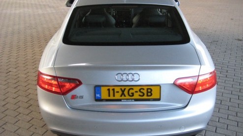 De Audi A5 is een nieuwe coup in het modellengamma van Audi. Stijlvol, sportief en snel maar ook 'sophisticated' en subtiel. De importeur overhandigde ons echter de sleutel van de S5, de overtreffend