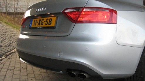 De Audi A5 is een nieuwe coup in het modellengamma van Audi. Stijlvol, sportief en snel maar ook 'sophisticated' en subtiel. De importeur overhandigde ons echter de sleutel van de S5, de overtreffend