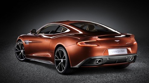 Groot nieuws bij Aston Martin. Het merk heeft de nieuwe Vanquish onthuld, opgetrokken uit lichtgewicht koolstofvezel en voorzien van een aanzienlijk opgewaardeerde zesliter V12. De DBS mag binnenkort 