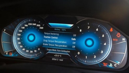 Bosch en Aston Martin hebben samen deze DB9 Plug-in Hybrid gebouwd. Een initiatief van Bosch, bedoeld om aan te tonen hoe hybridetechnologie de prestaties van een sportwagen kunnen verbeteren.