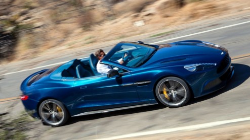Aston Martin rolt eind dit jaar de Vanquish Volante bij de dealers binnen. De zomerse versie is voorzien van een stoffen kap en zou qua prestaties niet inboeten op die van de coup.