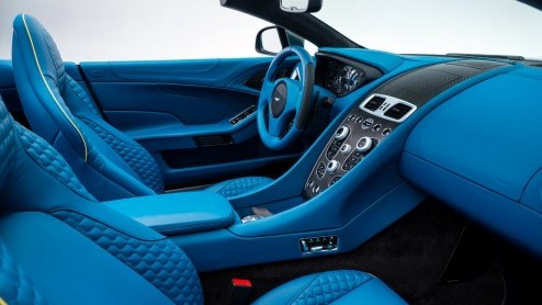 Aston Martin rolt eind dit jaar de Vanquish Volante bij de dealers binnen. De zomerse versie is voorzien van een stoffen kap en zou qua prestaties niet inboeten op die van de coup.