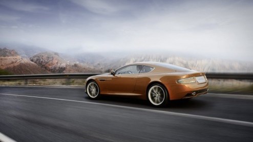Aston Martin mag niet ontbreken op de Autosalon van Genve. Het prestigemerk is van de partij met een nieuw model; de Virage. Hij is ontwikkeld als Coupe en Cabriolet mag rekenen op heel veel power ui
