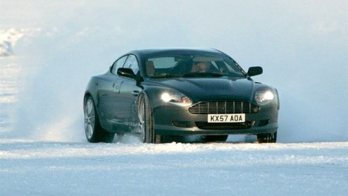 De ene scoop na de andere stroomt de redactie binnen. Dit keer spionage rondom een Aston Martin Rapide.We zagen de concept al in 2006 ten tonele verschijnen in Detroit; hier het bewijs dat de Rapide u