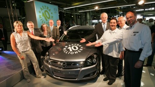 Met de nieuwe generatie Opel Astra op stapel, weet de Duitse autofabrikant uit Russelheim ons nog te melden dat onlangs de 10 miljoenste Opel Astra van de band gerold is. Het betreft een Silver Lightn