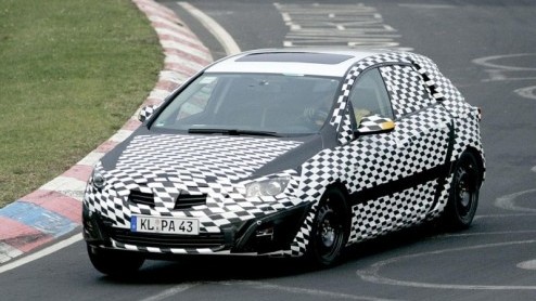 Met de vernieuwde Ford Focus en komende Golf VI in gedachten, rees de vraag wat het antwoord van Opel is met haar Astra. De spy shots van vandaag tonen een geheel nieuwe, maar nog gecamoufleerde Astra